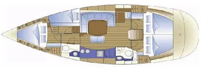 Pianta di una delle imbarcazioni per vacanze in barca a vela, che mostra la disposizione interna e l'uso degli spazi. A prua, ci sono due cabine separate con letti a V per gli ospiti. Al centro, troviamo il quadrato, l'area comune con sedute attorno a un tavolo per i pasti e il relax e la cucina attrezzata con fornelli, lavello e spazi per la conservazione degli alimenti. Di fronte, a dritta, si trova la stazione di navigazione con strumentazione e carteggio. Proseguendo verso poppa, su entrambi i lati della barca, ci sono due ulteriori cabine doppie per gli ospiti e/o l'equipaggio, con letti laterali. Tra queste e il quadrato ci sono due bagni completi di WC, lavabo e doccia. A poppa, infine, si nota un ampio pozzetto esterno per la conduzione e il relax all'aria aperta.