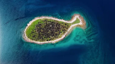Gaz nelle isole Brioni - isola verde a forma di pesce dell'Istria, con spiagge sabbiose e alberi rigogliosi.