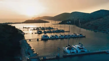 Marina Pisckera - Marina delle Isole Incoronate alle ultimi luci del giorno, al tramonto, con catamarani e barche a vela ormeggiate.