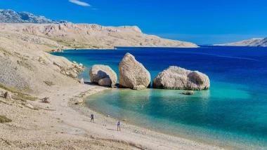 Spiaggia Beritnica Metajna - Acque turchesi bagnano la spiaggia di ciottoli con imponenti formazioni rocciose sulla costa dell'Istria.