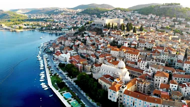 Sibeniko vista citta e scorcio fiume Krka, con la città vecchia che si specchia nelle acque del mare.
