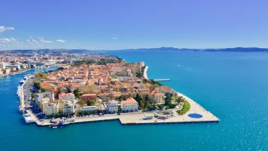 Panoramica aerea della vivace città di Zara, con la sua storica penisola e Organo Marino