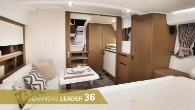 Interno accogliente del Jeanneau Leader 36 mostrando una cabina con letto matrimoniale, zona pranzo e cucina completamente attrezzata.