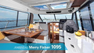 Interni Janneau Merry Fisher 1095, barca a motore con ampie vetrate che offrono una vista panoramica sul mare, dotato di un'accogliente zona pranzo.