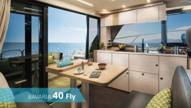 Elegante Salottino Bavaria 40 Fly con vista sul mare attraverso ampie finestre, dotato di cucina moderna e area salotto.